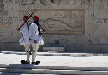 תכנון טיול בצפון יוון - החלפת משמרות בפרלמנט