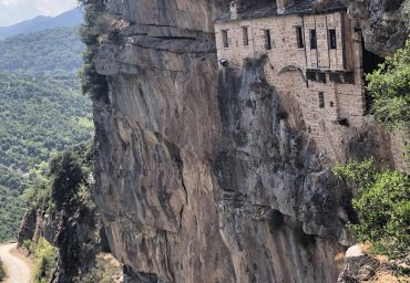 מסלול עצמאי בצפון יוון - המנזר בסלע